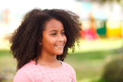 Ragazza afroamericana sveglia nella via con i capelli di afro Fotografia Stock Libera da Diritti Ragazza afroamericana sveglia nella via con i capelli di afro Fotografia Stock Libera da Diritti