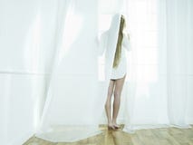 Ragazza alla finestra fotografia stock libera da diritti Ragazza alla finestra fotografia stock libera da diritti