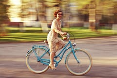 Ragazza allegra su una bicicletta Fotografia Stock Libera da Diritti Ragazza allegra su una bicicletta Fotografia Stock Libera da Diritti