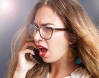 Ragazza arrabbiata ed urlare sul telefono Immagini Stock Libere da Diritti Ragazza arrabbiata ed urlare sul telefono Immagini Stock Libere da Diritti