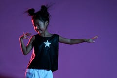 Ragazza asiatica del bambino in camicia e pantaloni con le stelle ed i balli fotografie stock Ragazza asiatica del bambino in camicia e pantaloni con le stelle ed i balli fotografie stock
