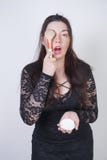 Ragazza asiatica sveglia in vestito da sera nero del pizzo con polvere e una spazzola in mani su fondo bianco fotografie stock Ragazza asiatica sveglia in vestito da sera nero del pizzo con polvere e una spazzola in mani su fondo bianco fotografie stock