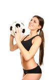 Ragazza atletica che posa con un pallone da calcio su un fondo bianco Fotografie Stock Ragazza atletica che posa con un pallone da calcio su un fondo bianco Fotografie Stock