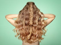 Ragazza bionda con capelli ricci lunghi e brillanti fotografia stock Ragazza bionda con capelli ricci lunghi e brillanti fotografia stock