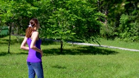 Ragazza che cammina nella foresta Ragazza che cammina nella foresta