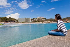 Ragazza che esamina la spiaggia di Paguera, Mallorca fotografia stock libera da diritti Ragazza che esamina la spiaggia di Paguera, Mallorca fotografia stock libera da diritti