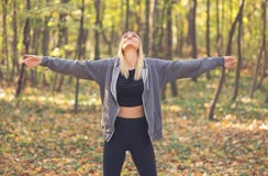Ragazza che gode del sole nella foresta fotografia stock libera da diritti Ragazza che gode del sole nella foresta fotografia stock libera da diritti