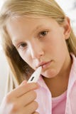 ragazza che ha sua temperatura misurata fotografia stock libera da diritti ragazza che ha sua temperatura misurata fotografia stock libera da diritti
