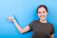 Ragazza che indica dal lato fotografia stock libera da diritti Ragazza che indica dal lato fotografia stock libera da diritti