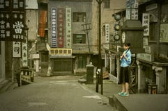 Ragazza che mostra nelle posizioni abbandonate di film fotografie stock libere da diritti Ragazza che mostra nelle posizioni abbandonate di film fotografie stock libere da diritti