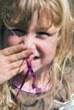 Ragazza che nasconde un sorriso Fotografia Stock Libera da Diritti Ragazza che nasconde un sorriso Fotografia Stock Libera da Diritti