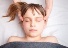 Ragazza che riceve trattamento osteopatico della sua testa Fotografia Stock Libera da Diritti Ragazza che riceve trattamento osteopatico della sua testa Fotografia Stock Libera da Diritti