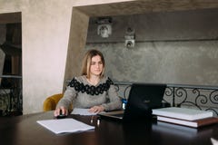 Ragazza con capelli biondi che funzionano con il computer portatile fotografia stock libera da diritti Ragazza con capelli biondi che funzionano con il computer portatile fotografia stock libera da diritti