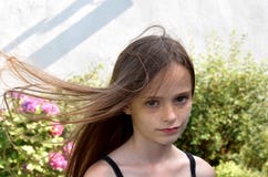 Ragazza con capelli di salto Fotografia Stock Ragazza con capelli di salto Fotografia Stock