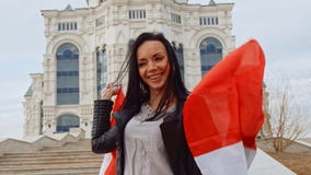 Ragazza con divertiresi canadese della bandiera stock footage Ragazza con divertiresi canadese della bandiera stock footage
