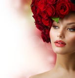 Ragazza con l'acconciatura rossa delle rose immagini stock Ragazza con l'acconciatura rossa delle rose immagini stock