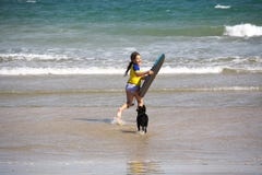 Ragazza con la scheda di boogie alla spiaggia Fotografia Stock Libera da Diritti Ragazza con la scheda di boogie alla spiaggia Fotografia Stock Libera da Diritti