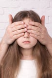 Ragazza con le mani sconosciute chiuse degli occhi fotografia stock libera da diritti Ragazza con le mani sconosciute chiuse degli occhi fotografia stock libera da diritti