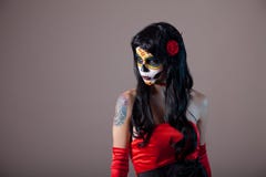 Ragazza con trucco classico del cranio dello zucchero immagini stock libere da diritti Ragazza con trucco classico del cranio dello zucchero immagini stock libere da diritti