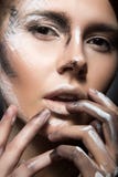 Ragazza con trucco creativo in bianco e nero Fronte di bellezza di arte Fotografia Stock Libera da Diritti Ragazza con trucco creativo in bianco e nero Fronte di bellezza di arte Fotografia Stock Libera da Diritti