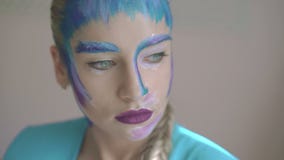 Ragazza con trucco di arte della regina della neve che fissa sulla macchina fotografica 4K archivi video Ragazza con trucco di arte della regina della neve che fissa sulla macchina fotografica 4K archivi video