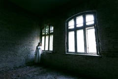 Ragazza del fantasma di orrore in costruzione abbandonata Fotografie Stock Ragazza del fantasma di orrore in costruzione abbandonata Fotografie Stock