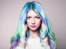 Ragazza del modello di moda di bellezza con capelli tinti variopinti immagine stock libera da diritti Ragazza del modello di moda di bellezza con capelli tinti variopinti immagine stock libera da diritti