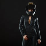 Ragazza del motociclista che posa nello studio immagini stock libere da diritti Ragazza del motociclista che posa nello studio immagini stock libere da diritti