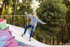 Ragazza del pattinatore su skatepark che passa pattino all'aperto immagine stock libera da diritti Ragazza del pattinatore su skatepark che passa pattino all'aperto immagine stock libera da diritti