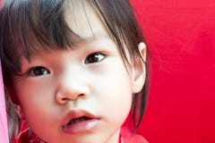 Ragazza della Cina in cinese il saluto rosso del vestito di Tang del cinese tradizionale fotografia stock libera da diritti Ragazza della Cina in cinese il saluto rosso del vestito di Tang del cinese tradizionale fotografia stock libera da diritti