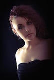Ragazza della roccia nelle ombre Giovane e acconciatura esagerata fotografia stock Ragazza della roccia nelle ombre Giovane e acconciatura esagerata fotografia stock