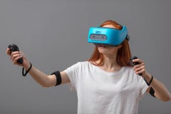 Ragazza della testarossa che usando i vetri di VR sopra bianco Esperienza di realt? virtuale fotografia stock libera da diritti Ragazza della testarossa che usando i vetri di VR sopra bianco Esperienza di realt? virtuale fotografia stock libera da diritti