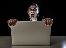 Ragazza dello studente o della donna che lavora tardi al computer portatile alla notte che tiene lo schermo che grida fotografia stock Ragazza dello studente o della donna che lavora tardi al computer portatile alla notte che tiene lo schermo che grida fotografia stock