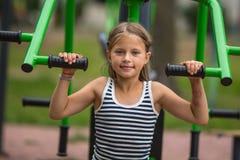 Ragazza di dieci anni che fa gli esercizi ad un campo sportivo all'aperto sport fotografia stock libera da diritti Ragazza di dieci anni che fa gli esercizi ad un campo sportivo all'aperto sport fotografia stock libera da diritti