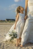 ragazza di fiore della sposa della spiaggia fotografia stock libera da diritti ragazza di fiore della sposa della spiaggia fotografia stock libera da diritti