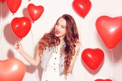 Ragazza di Valentine Beauty con gli aerostati rossi che ride, sul fondo bianco Bella giovane donna felice Il giorno della donna P immagini stock libere da diritti Ragazza di Valentine Beauty con gli aerostati rossi che ride, sul fondo bianco Bella giovane donna felice Il giorno della donna P immagini stock libere da diritti
