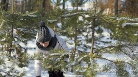 Ragazza divertendosi con le palle di neve in parco archivi video Ragazza divertendosi con le palle di neve in parco archivi video