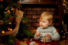 Ragazza dolce in un camino di Natale fotografie stock Ragazza dolce in un camino di Natale fotografie stock