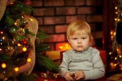 Ragazza dolce in un camino di Natale fotografia stock libera da diritti Ragazza dolce in un camino di Natale fotografia stock libera da diritti