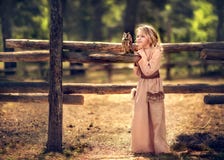 Ragazza e gufo fotografia stock Ragazza e gufo fotografia stock