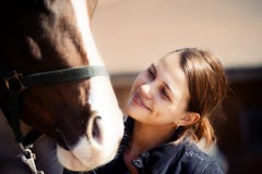 Ragazza felice con il cavallo