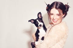 Ragazza felice con un cucciolo La donna si diverte con il suo cane Proprietario del cane divertendosi con l'animale domestico Ami fotografia stock Ragazza felice con un cucciolo La donna si diverte con il suo cane Proprietario del cane divertendosi con l'animale domestico Ami fotografia stock