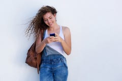 Ragazza felice sul mandare un sms del cellulare fotografie stock libere da diritti Ragazza felice sul mandare un sms del cellulare fotografie stock libere da diritti