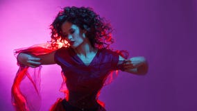 Ragazza gotica nel colore rosso Giovane fatale ballante del femme immagini stock Ragazza gotica nel colore rosso Giovane fatale ballante del femme immagini stock