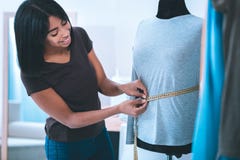 Ragazza graziosa che impara alla cucitrice fotografie stock libere da diritti Ragazza graziosa che impara alla cucitrice fotografie stock libere da diritti