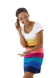 Ragazza graziosa di risata sulla chiamata di telefono immagine stock Ragazza graziosa di risata sulla chiamata di telefono immagine stock