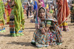 Ragazza indiana sul cammello Mela, Ragiastan, India, fine di Pushkar di tempo sul ritratto fotografie stock libere da diritti Ragazza indiana sul cammello Mela, Ragiastan, India, fine di Pushkar di tempo sul ritratto fotografie stock libere da diritti