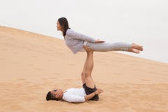 Ragazza indonesiana e ragazzo del filippino che fa yoga sulla duna 7, sedere di Walvis Immagine Stock Libera da Diritti Ragazza indonesiana e ragazzo del filippino che fa yoga sulla duna 7, sedere di Walvis Immagine Stock Libera da Diritti