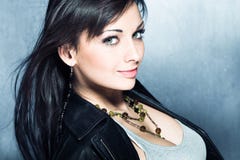 Ragazza capelli neri occhi azzurri Ragazza capelli neri occhi azzurri