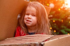 Ragazza maligna allegra che posa in scatola da sotto il Natale fotografie stock libere da diritti Ragazza maligna allegra che posa in scatola da sotto il Natale fotografie stock libere da diritti